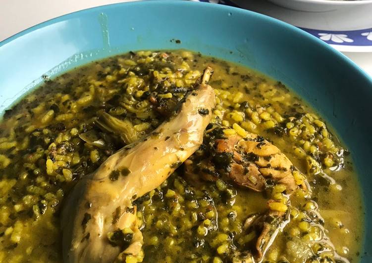 Arroz caldoso de pollo y conejo, con espinacas y alcachofas