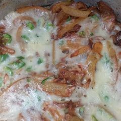 A picture of Cheese French fries🍟.