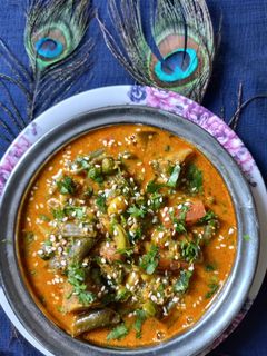 भोगीची भाजी (bhogichi bhaji recipe in marathi) रेसिपी चे मुख्य फोटो