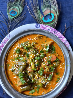 भोगीची भाजी (bhogichi bhaji recipe in marathi) रेसिपी चे मुख्य फोटो