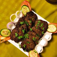 A picture of Kachay qeemay ke kabab.