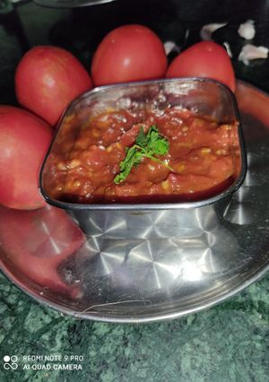 A picture of Red tomato chuney.