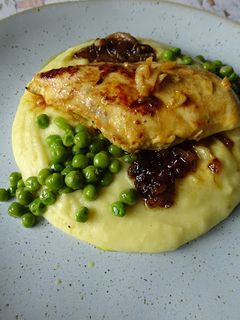 Foto de Peitos de frango do campo com cebola confitada, puré de batata e ervilhas salteadas