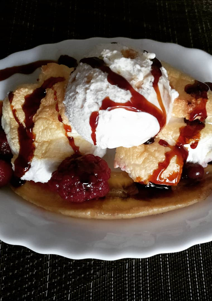 Una foto de Banana Split + frutos rojos