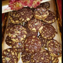A picture of Vanilla Sandwiched Chocolate Dripped Cookies.