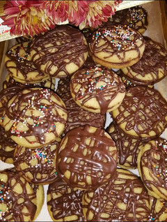 A picture of Vanilla Sandwiched Chocolate Dripped Cookies.
