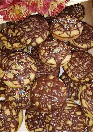 A picture of Vanilla Sandwiched Chocolate Dripped Cookies.
