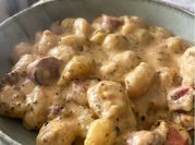 Una foto de gnocchi salchichas