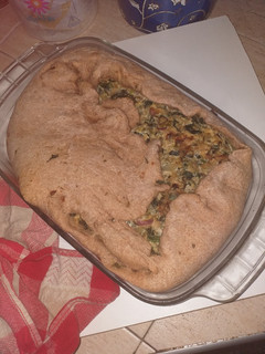 Una foto de Tarta de verduras y pancitos con masa harina integral