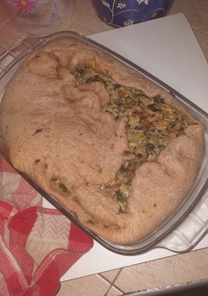 Una foto de Tarta de verduras y pancitos con masa harina integral