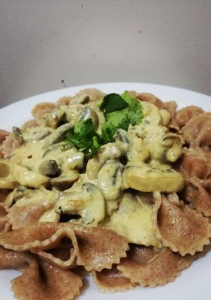 Una foto de Corbatas integrales con salsa de champiñones y cúrcuma