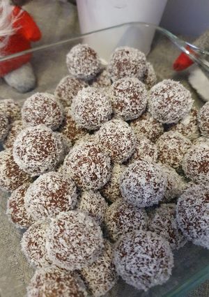Vegán, Gluténmentes Rumos-meggyes kókuszgolyó recept fotója