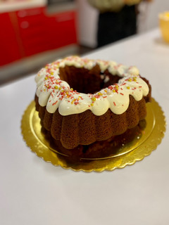 Una foto de Bizcocho corazón red velvet con cobertura