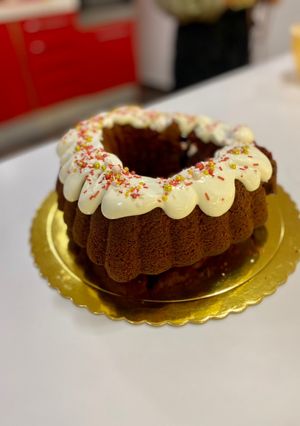 Una foto de Bizcocho corazón red velvet con cobertura