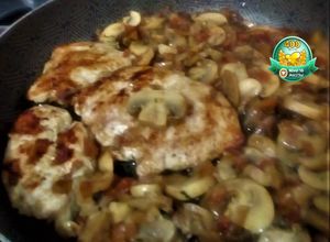 Una foto de Pollo a la Olla🍗 con Champiñones