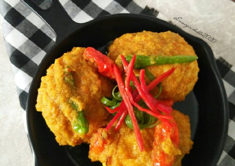 Bagaimana Menyiapkan Telur Bumbu Kunyit Anti Gagal