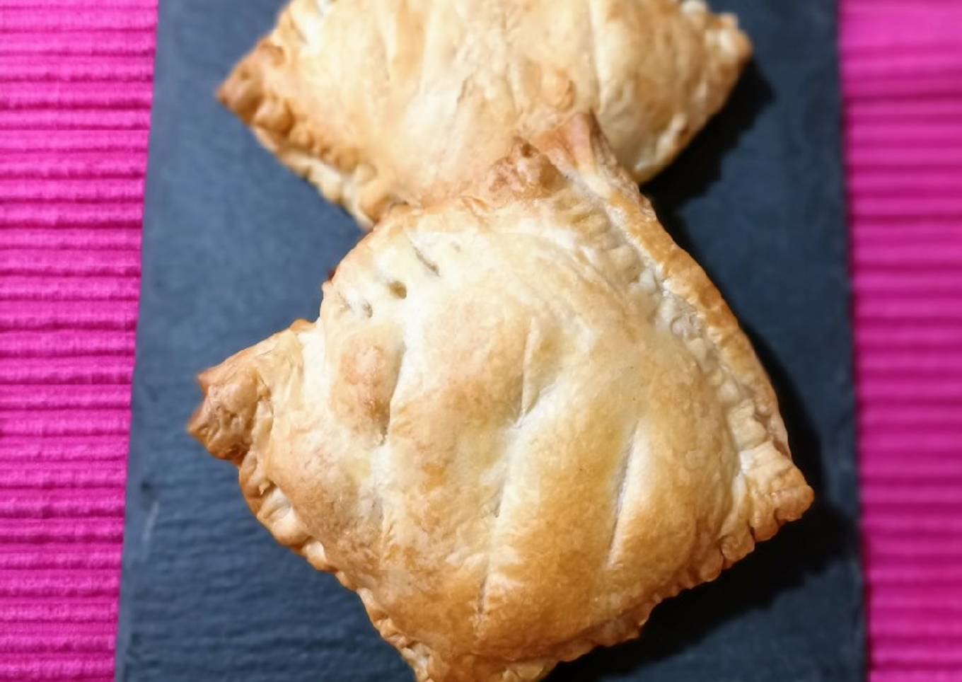 Hojaldre de pavo, queso y bechamel