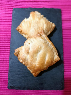 Una foto de Hojaldre de pavo, queso y bechamel