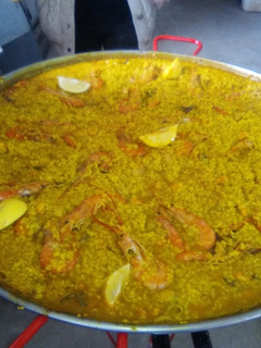 Una foto de Paella de pollo, calamares y gambas