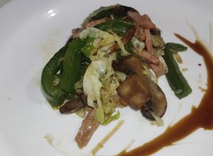 Una foto de Salteado de champiñones, pimiento, coll y jamón pierna