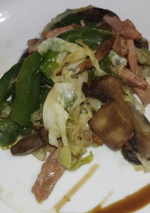 Una foto de Salteado de champiñones, pimiento, coll y jamón pierna
