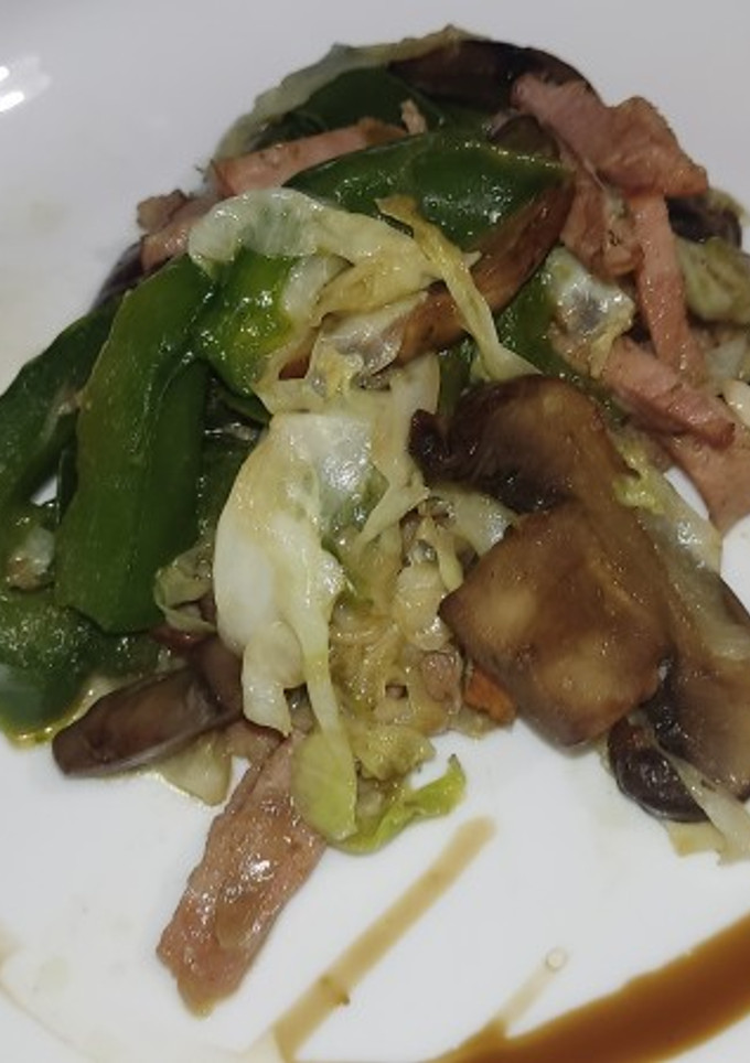 Una foto de Salteado de champiñones, pimiento, coll y jamón pierna
