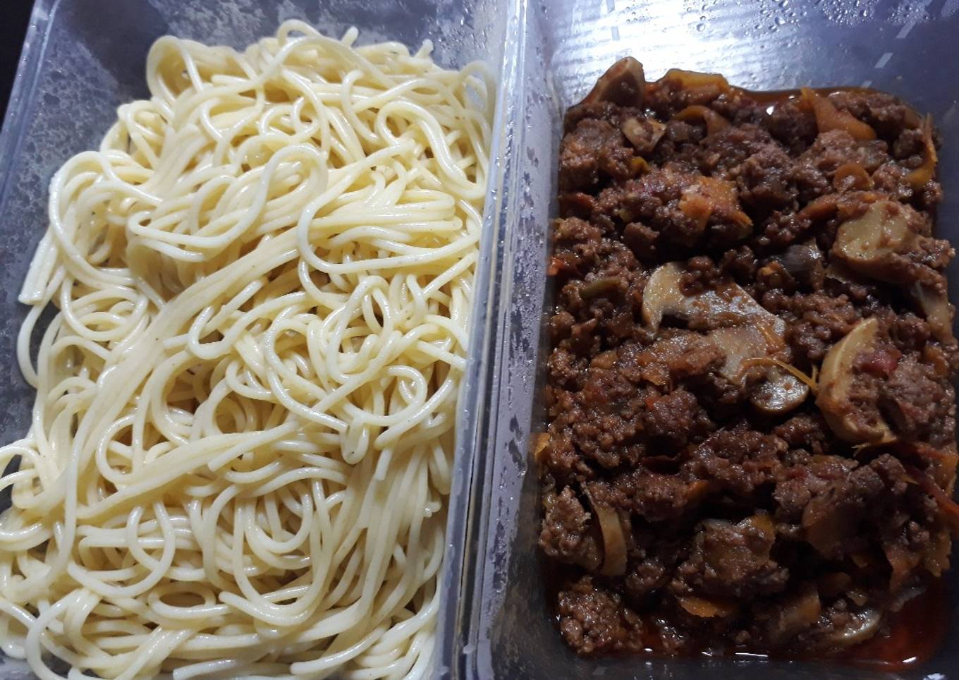 Spaghetti with mushroom sauce