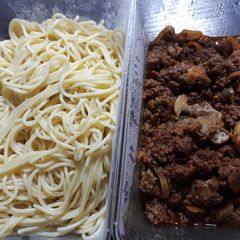 A picture of Spaghetti with mushroom sauce.