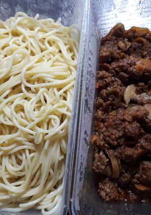 A picture of Spaghetti with mushroom sauce.