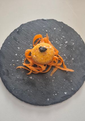 Una foto de Yema Confitada con Alioli Negro