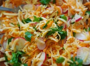 Una foto de Ensalada de jícama, zanahoria y rábanos