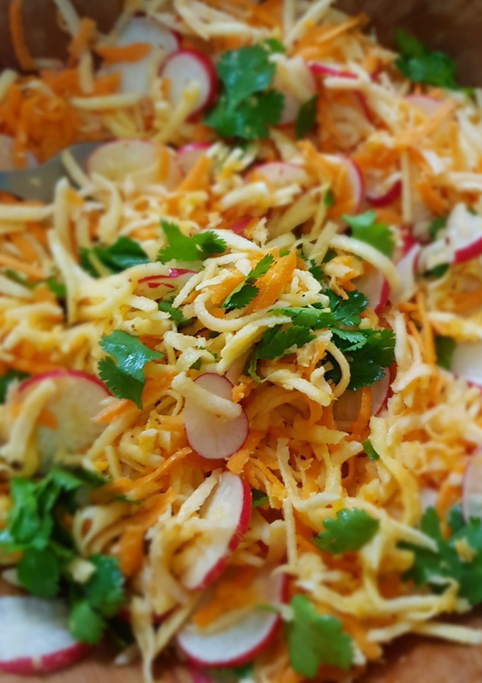 Una foto de Ensalada de jícama, zanahoria y rábanos