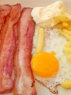 Una foto de Beicon con huevos y patatas fritas