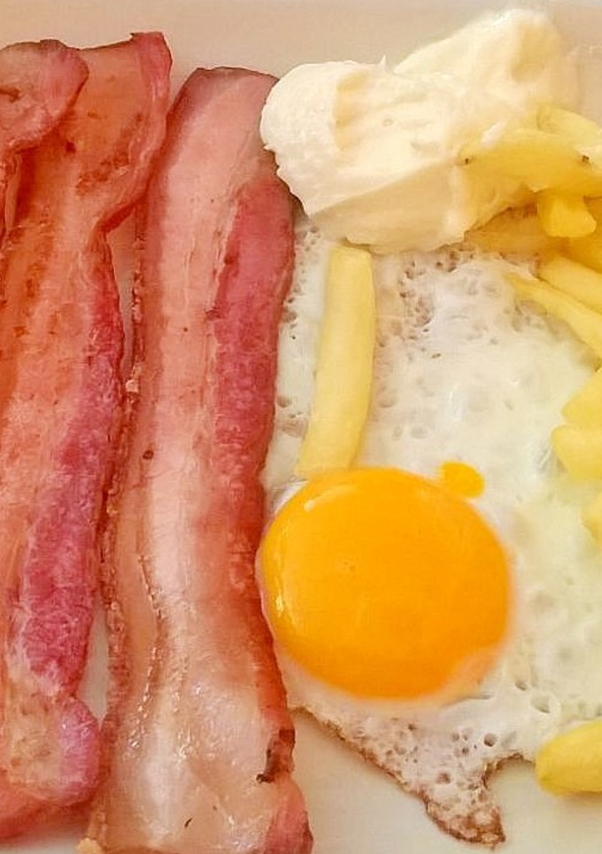 Una foto de Beicon con huevos y patatas fritas