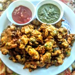 A picture of Methi palak pakora.