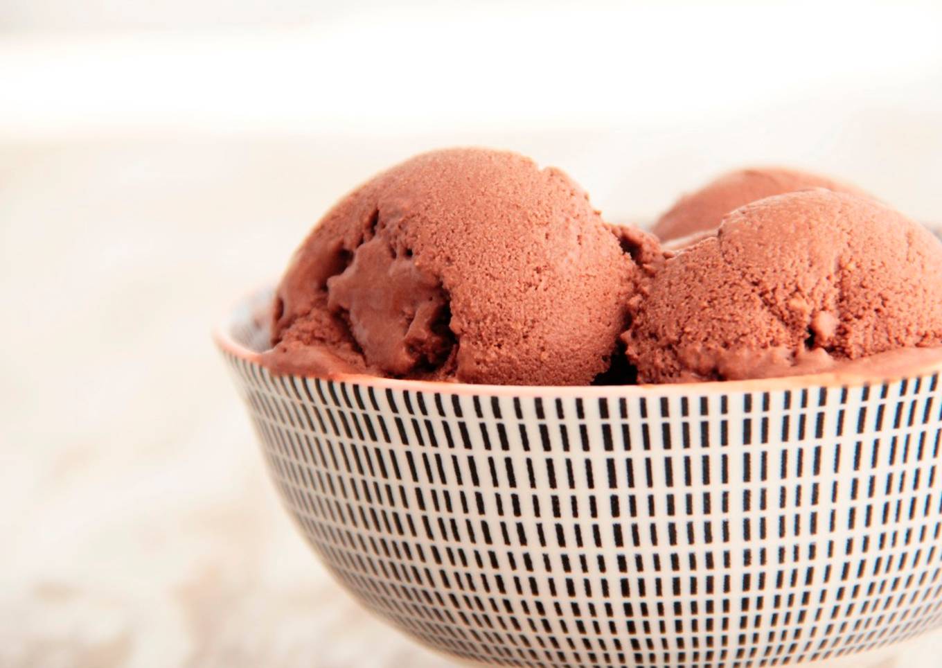 Helado casero de chocolate sin azúcar, sin edulcorantes y sin huevo