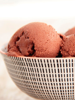 Una foto de Helado casero de chocolate sin azúcar, sin edulcorantes y sin huevo
