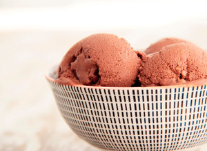 Foto principal de Helado casero de chocolate sin azúcar, sin edulcorantes y sin huevo