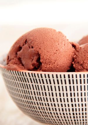 Una foto de Helado casero de chocolate sin azúcar, sin edulcorantes y sin huevo