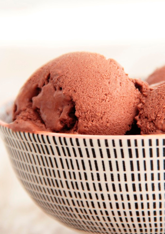 Una foto de Helado casero de chocolate sin azúcar, sin edulcorantes y sin huevo