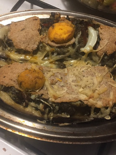 Una foto de Berenjenas rellenas de calamares en su tinta