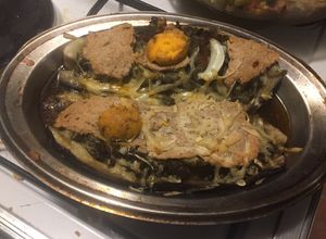 Una foto de Berenjenas rellenas de calamares en su tinta