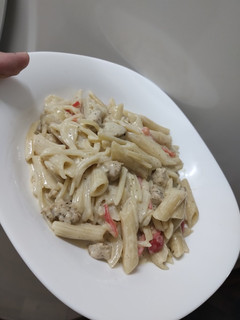 Una foto de Fideos con crema y pollo