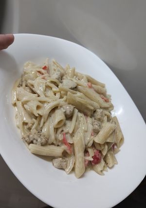 Una foto de Fideos con crema y pollo
