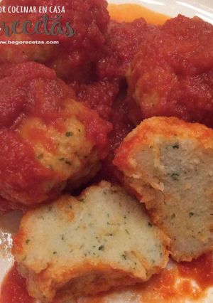 Una foto de Albóndigas de merluza con tomate