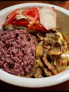 Una foto de Bistec Picado, Arroz de Guandú & Ensalada de Tomate y Nabos