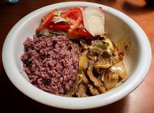 Una foto de Bistec Picado, Arroz de Guandú & Ensalada de Tomate y Nabos