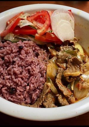 Una foto de Bistec Picado, Arroz de Guandú & Ensalada de Tomate y Nabos
