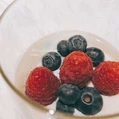 A picture of Overnight Berries Oats Pot.