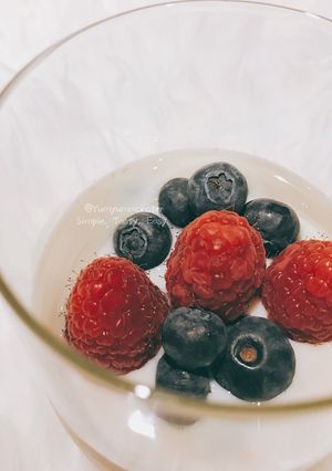 A picture of Overnight Berries Oats Pot.